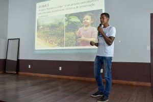 Jovem do projeto Futuro do Rio Doce apresenta sua iniciativa para banca avaliadora