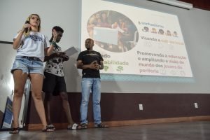 Jovem do projeto Futuro do Rio Doce apresenta sua iniciativa para banca avaliadora que comenta