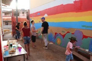 Jovens do projeto Futuro do Rio Doce pitam muro em mutirão em 2019